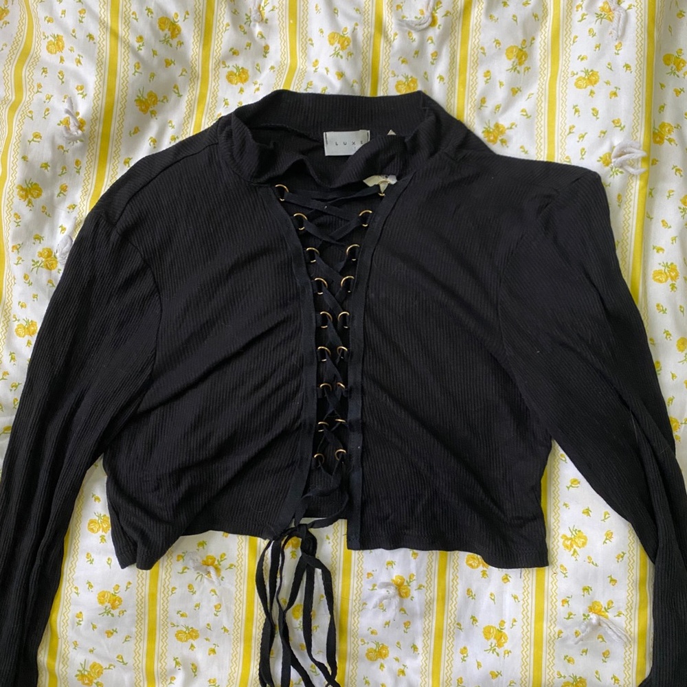 Black cropped tie shirt